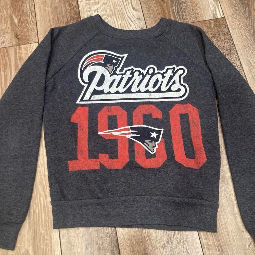 NFL Gray and Red Crew Neck Sweater Patriots